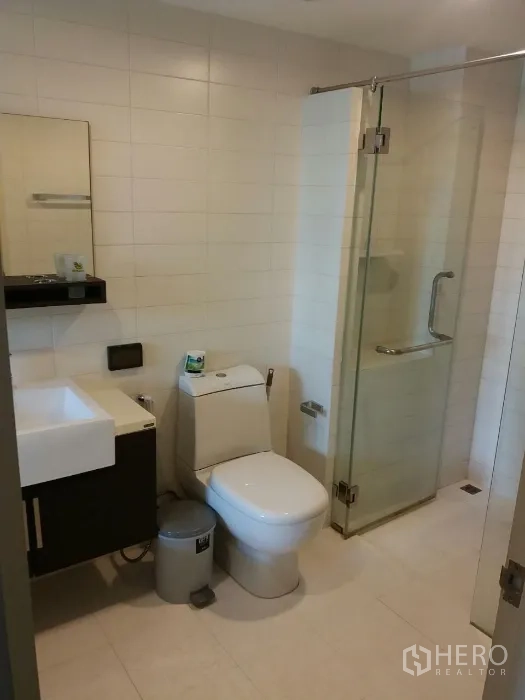 คอนโด ให้เช่าในPhaya Thai, Bangkok - ห้องน้ำพร้อมตู้ชาวเวอร์กระจก สุขภัณฑ์ และเคาน์เตอร์อ่างล้างหน้าแบบติดผนัง