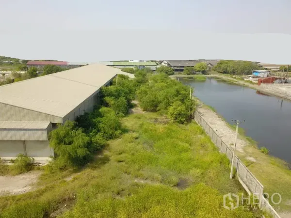 工厂 出售在Samut Prakan - 工厂临运河的航拍图，带混凝土围墙与空地