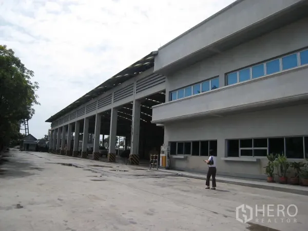 工厂 出租在Lat Lum Kaeo, Pathum Thani - 长条形仓库立面，多个装卸月台连接办公区