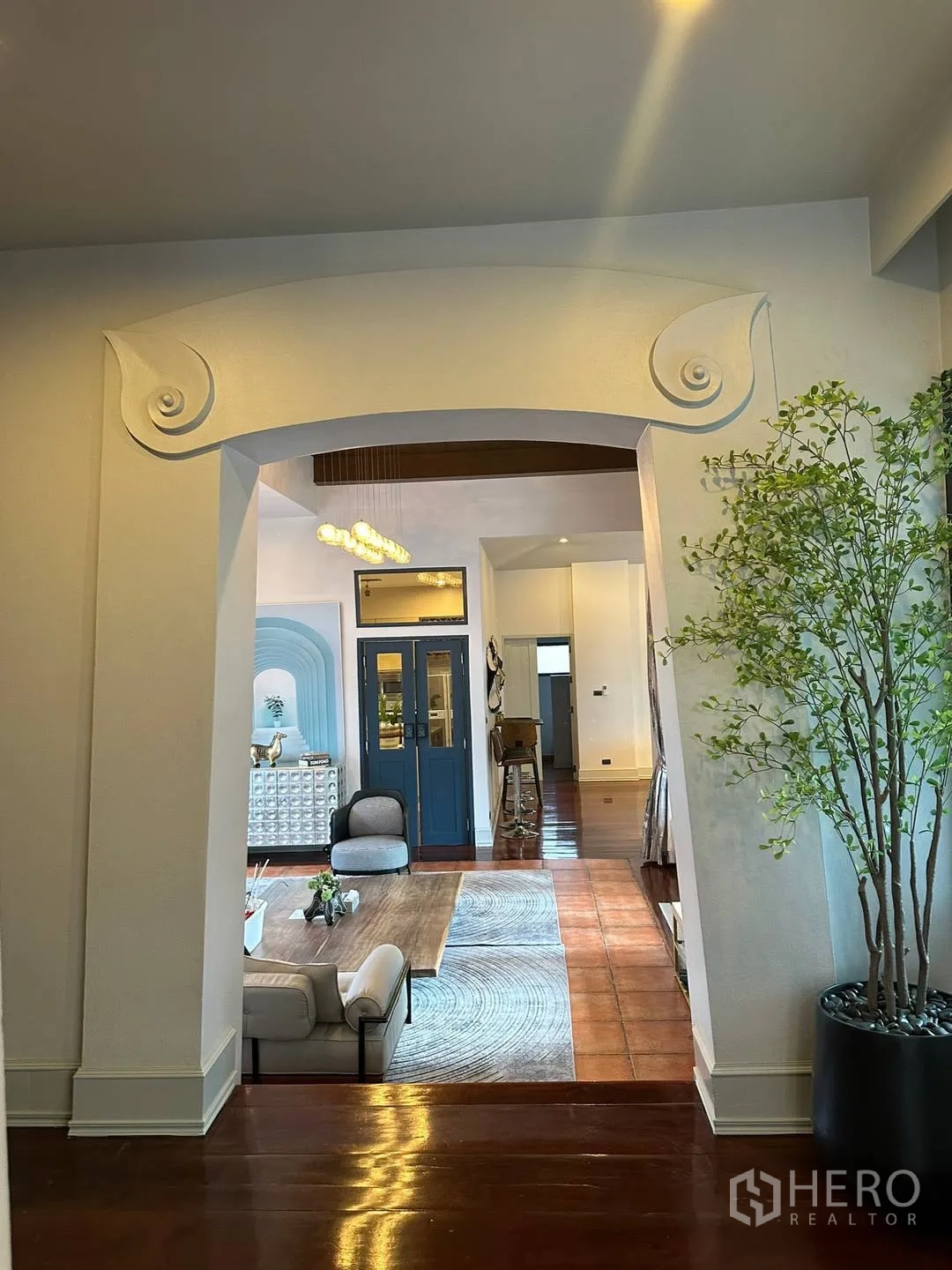 บ้านเดี่ยว for rent in Watthana, Bangkok - ซุ้มโค้งตกแต่งนำสู่ห้องนั่งเล่นปูพรมและประตูสีน้ำเงิน