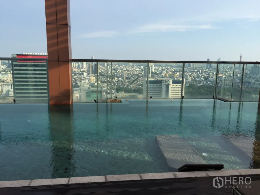 公寓 出租或出售在Bang Rak, Bangkok - 屋顶无边泳池与玻璃护栏，俯瞰曼谷城市天际线。