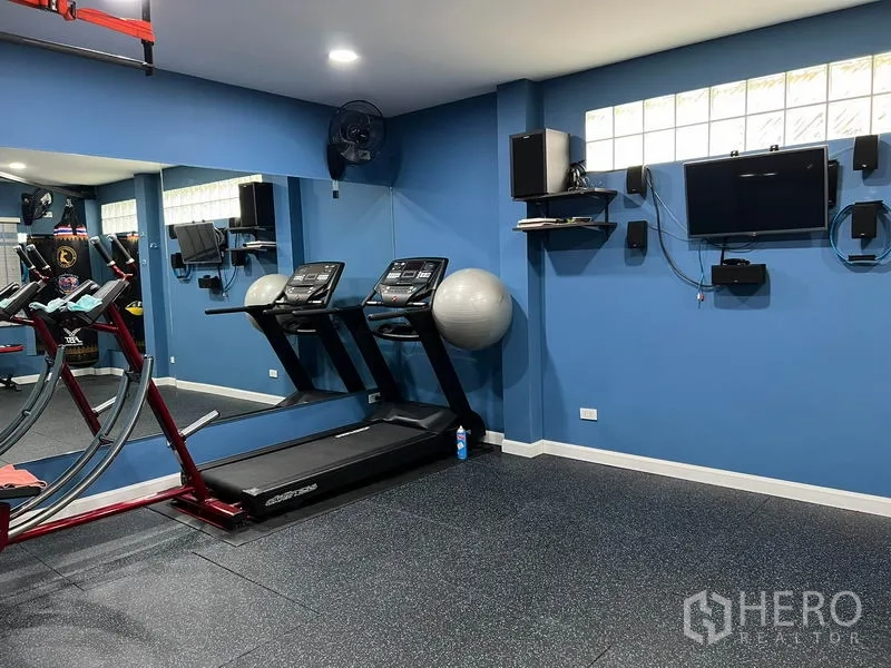 Detached House for rent in Bang Kapi, Bangkok - Private home gym with treadmills, wall mirror and mounted TV.
