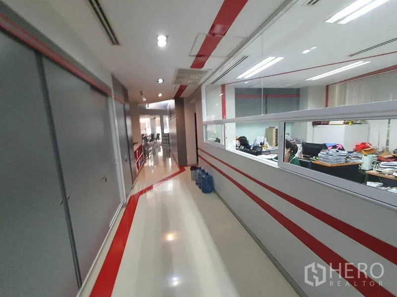 สำนักงาน ให้เช่าในYan Nawa, Bangkok - โถงทางเดินสมัยใหม่ กั้นห้องด้วยกระจก โทนสีเทา‑แดง พร้อมไฟดาวน์ไลท์