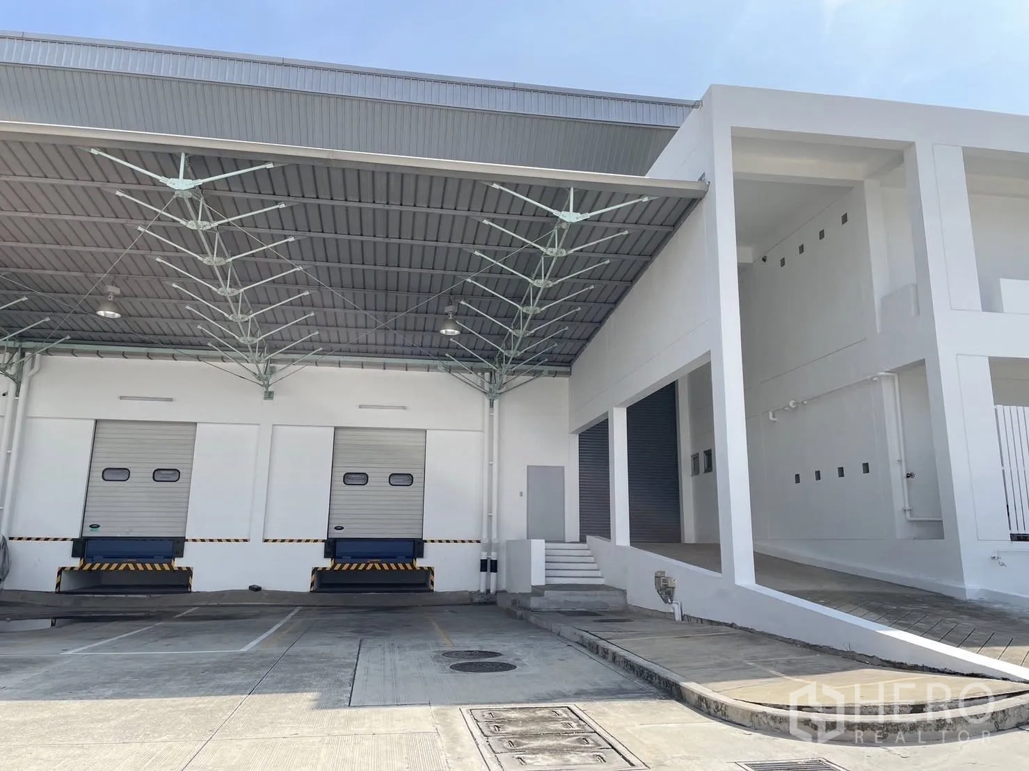 โกดัง for rent in Bang Phli, Samut Prakan - ชานชาลาขนถ่ายสินค้ามีหลังคาคลุม พร้อมประตูด็อคและด็อคเลเวลเลอร์