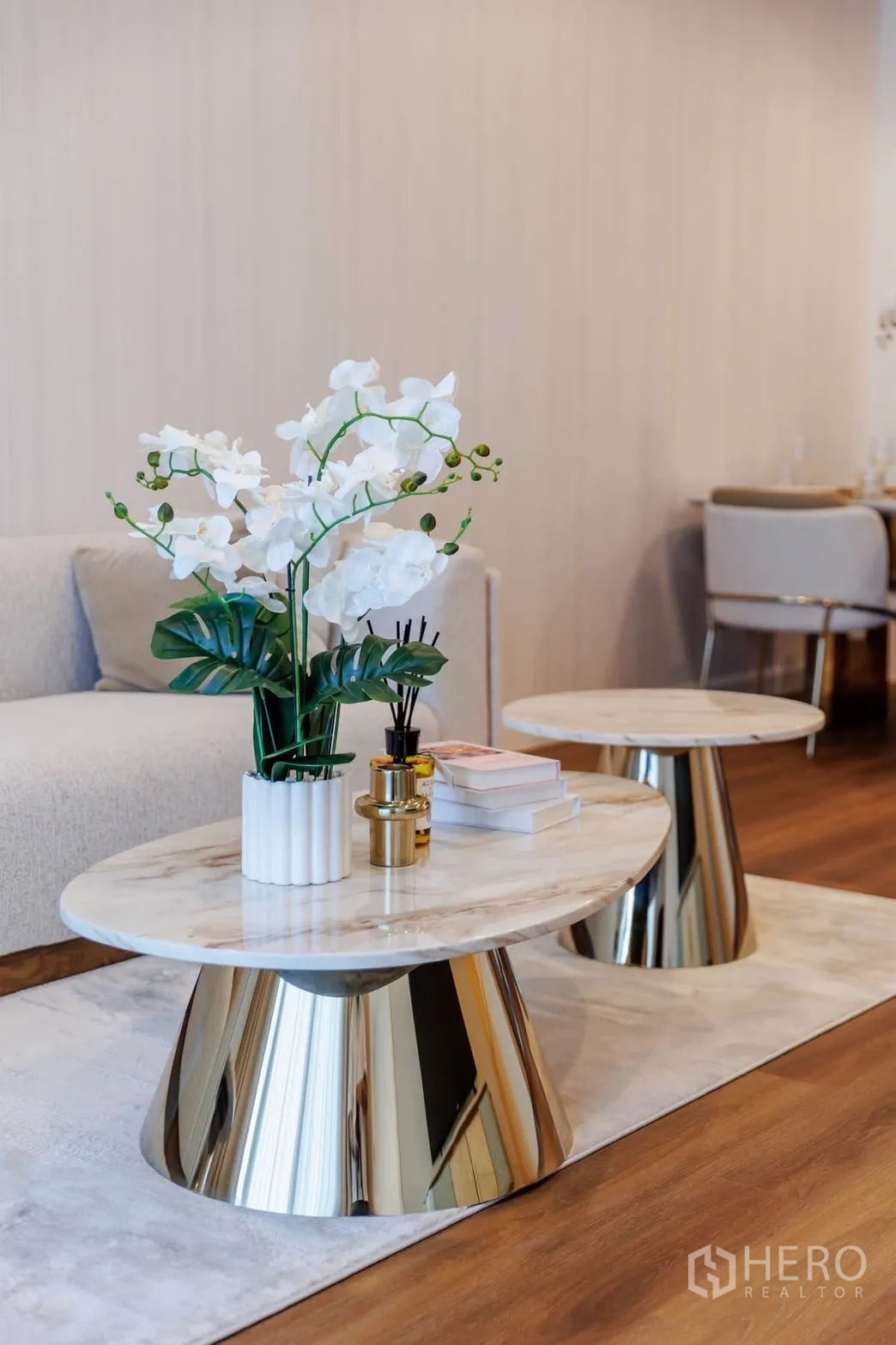 公寓 for rent or sale in Pathum Wan, Bangkok - 客厅内大理石面金色底座茶几。