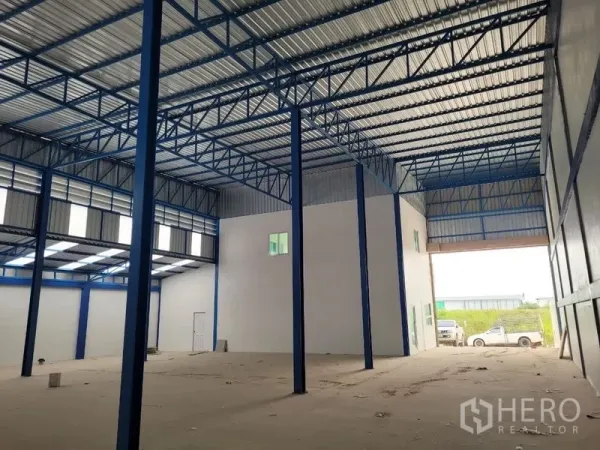 โรงงาน ให้เช่าหรือขายในKhlong Luang, Pathum Thani - โกดังมีเสากลางสูง ออฟฟิศภายใน และช่องประตูม้วนกว้าง