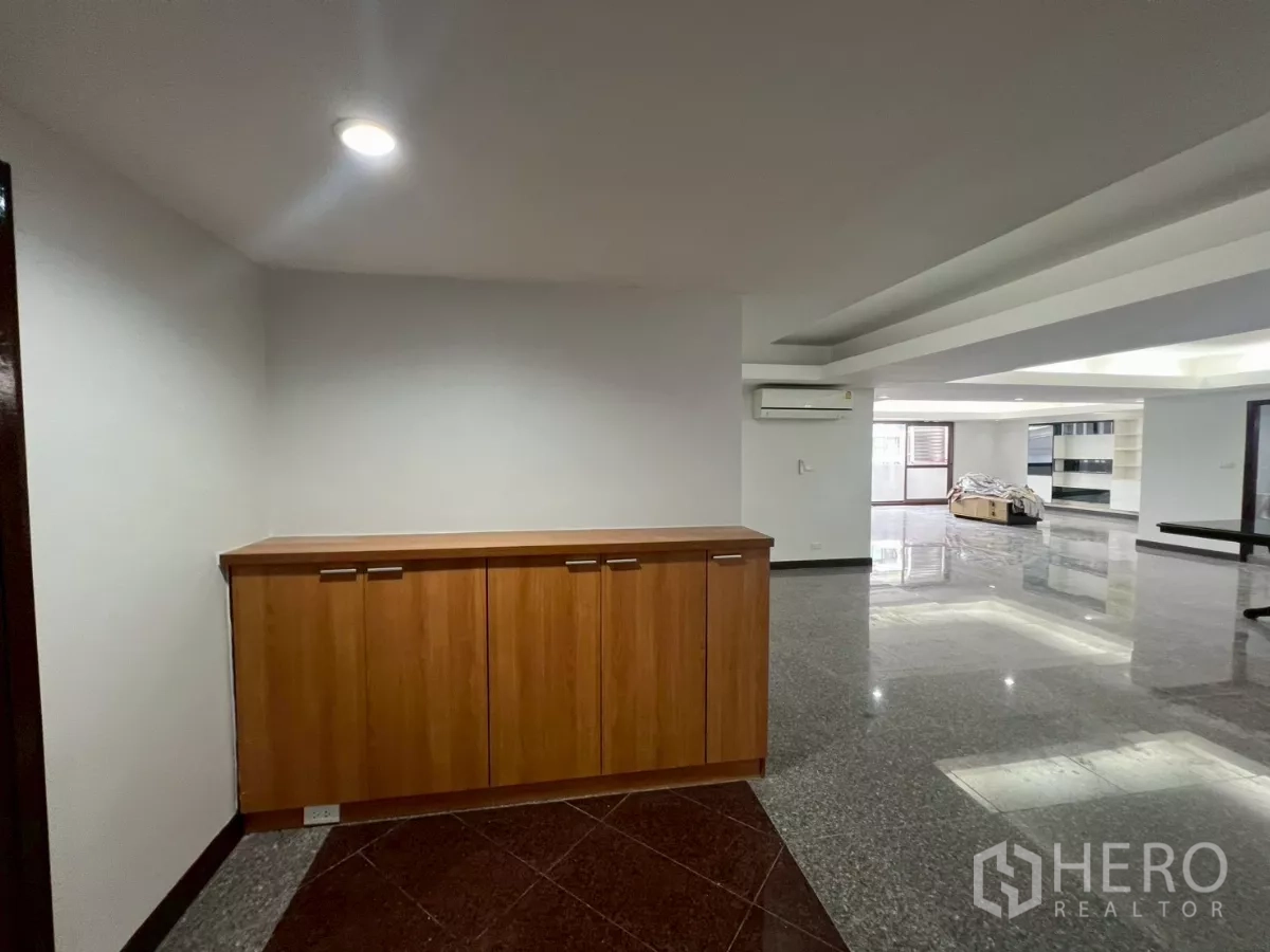 คอนโด ให้เช่าในWatthana, Bangkok - โถงทางเข้า พร้อมตู้เก็บของไม้ เปิดสู่พื้นที่นั่งเล่นขนาดใหญ่