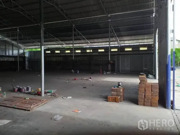 Warehouse for rent in Pak Kret, Nonthaburi - Spacious warehouse interior showing high steel truss roof and open clear-span floor.