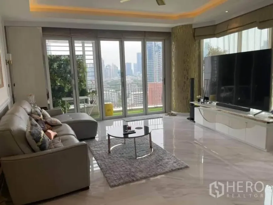 คอนโด ขายในPathum Wan, Bangkok - ห้องนั่งเล่นสว่างพื้นหินอ่อน โซฟาเข้ามุม และหน้าต่างเต็มบานเปิดสู่ระเบียงวิวเมือง