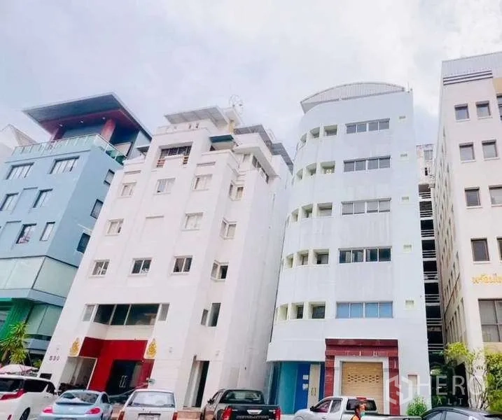 สำนักงานที่บ้าน ขายในHuai Khwang, Bangkok - แนวอาคารสำนักงานสูงหลายชั้นเรียงรายพร้อมที่จอดรถหน้าตึก เขตห้วยขวาง