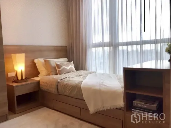 คอนโด ให้เช่าในKhlong Toei, Bangkok - ห้องนอนที่สองอบอุ่น เตียงเดี่ยว ที่เก็บของบิวต์อิน และผ้าม่านโปร่งหน้าต่างกว้าง.