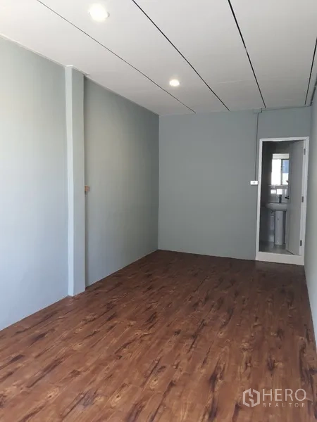 อาคารพาณิชย์ ให้เช่าในPhra Khanong, Bangkok - ห้องทรงลึก พื้นลายไม้ เชื่อมต่อไปยังห้องน้ำในตัว