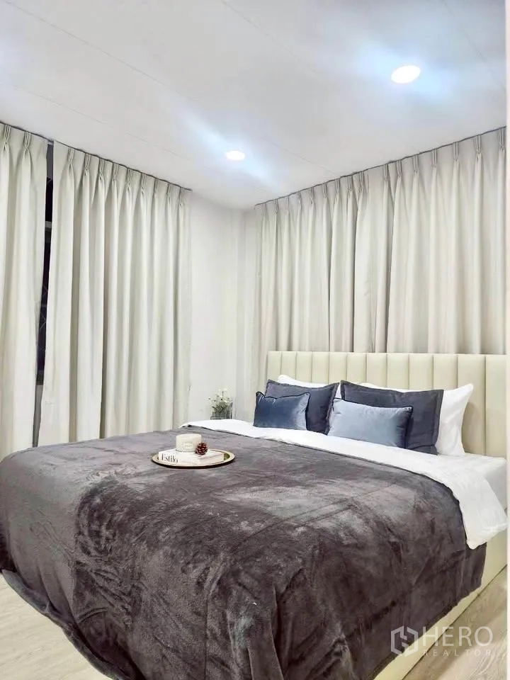 独栋房屋 for rent in Huai Khwang, Bangkok - 卧室带软包床头，环绕窗帘，床上托盘点缀。