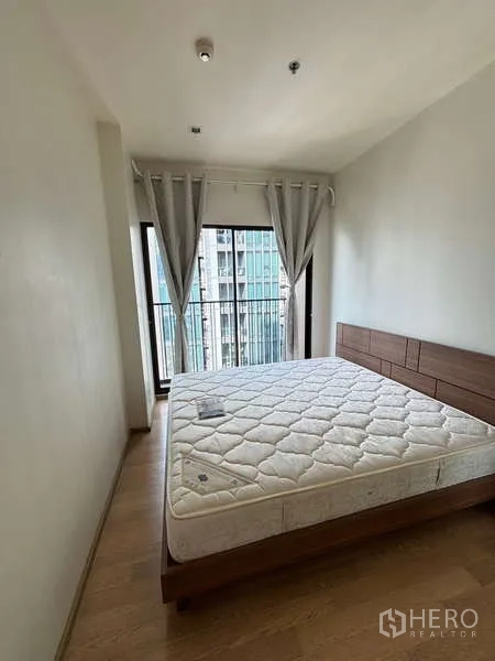 คอนโด ให้เช่าในBangkok - ห้องนอนพร้อมเตียงควีน หน้าต่างสูงจากพื้นจรดเพดาน วิวเมือง