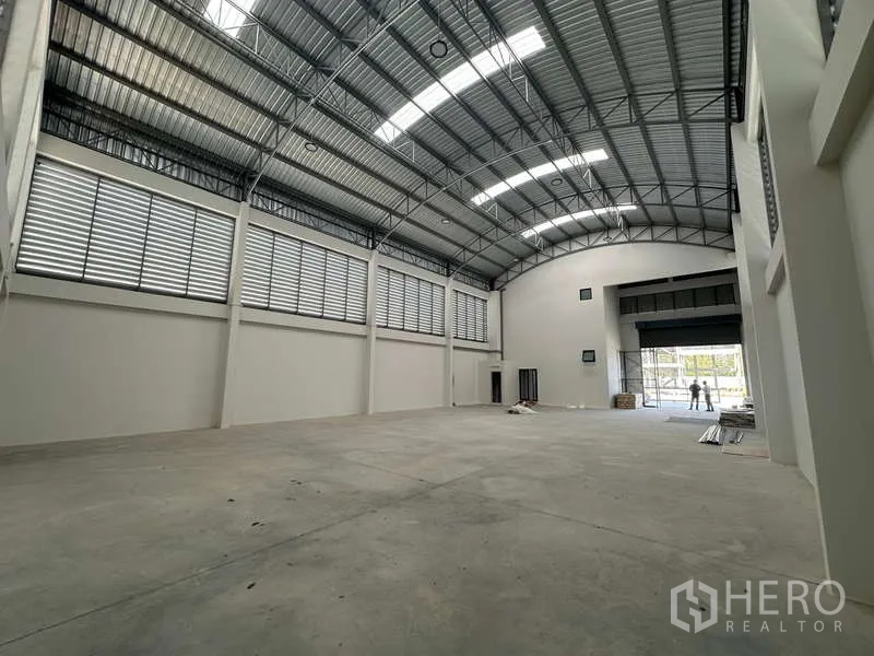 โรงงาน ขายในLam Luk Ka, Pathum Thani - พื้นที่โกดังกว้าง พื้นคอนกรีต หลังคาสูง มีช่องระบายอากาศสองฝั่ง