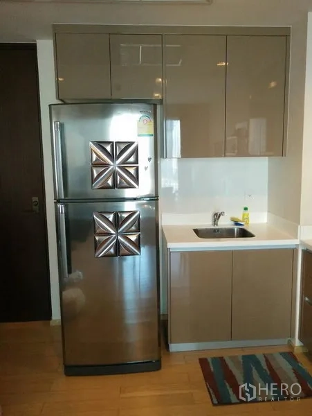 คอนโด ให้เช่าในKhlong Toei, Bangkok - ครัวขนาดกะทัดรัด ตู้บิลท์อินเงา ตู้เย็นสองประตูสแตนเลส และอ่างล้างจาน