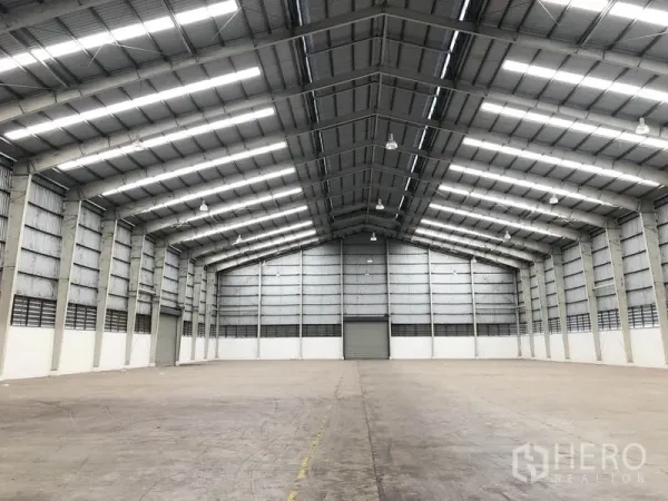 工厂 出租在Wang Noi, Phra Nakhon Si Ayutthaya - 清爽通透的工厂大厅，钢结构大跨设计，尽头配有卷闸门。