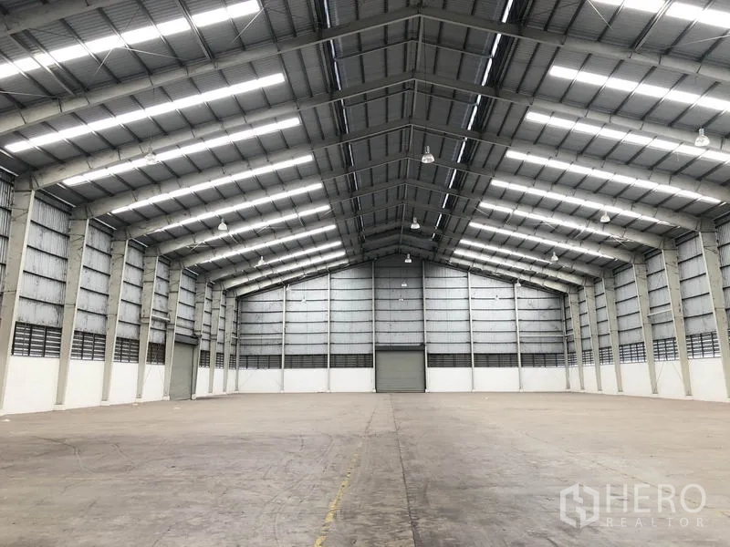 工厂 出租在Wang Noi, Phra Nakhon Si Ayutthaya - 清爽通透的工厂大厅，钢结构大跨设计，尽头配有卷闸门。