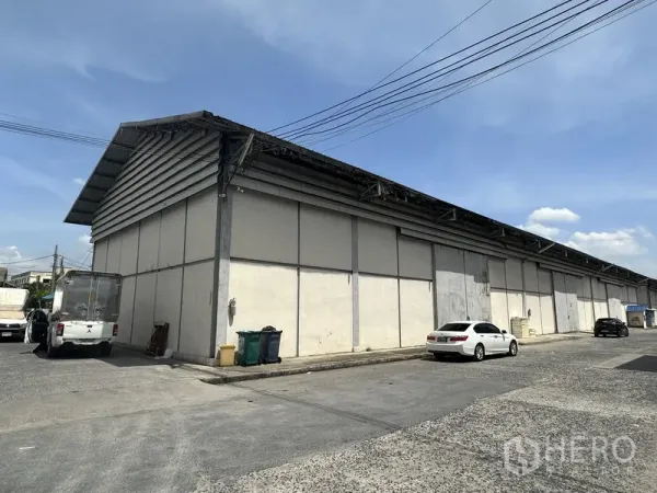 货栈 出租在Phra Nakhon Si Ayutthaya - 大型单层仓库外观，金属屋顶，临宽阔园区道路与装卸区