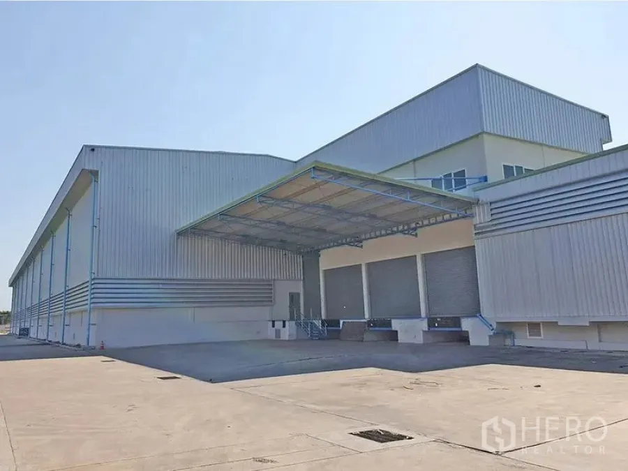 คลังสินค้า ให้เช่าในLat Krabang, Bangkok - ด้านหน้าโกดังมีประตูลูกกลิ้งหลายจุด ใต้หลังคาคลุม พร้อมลานกว้างสำหรับรถบรรทุก