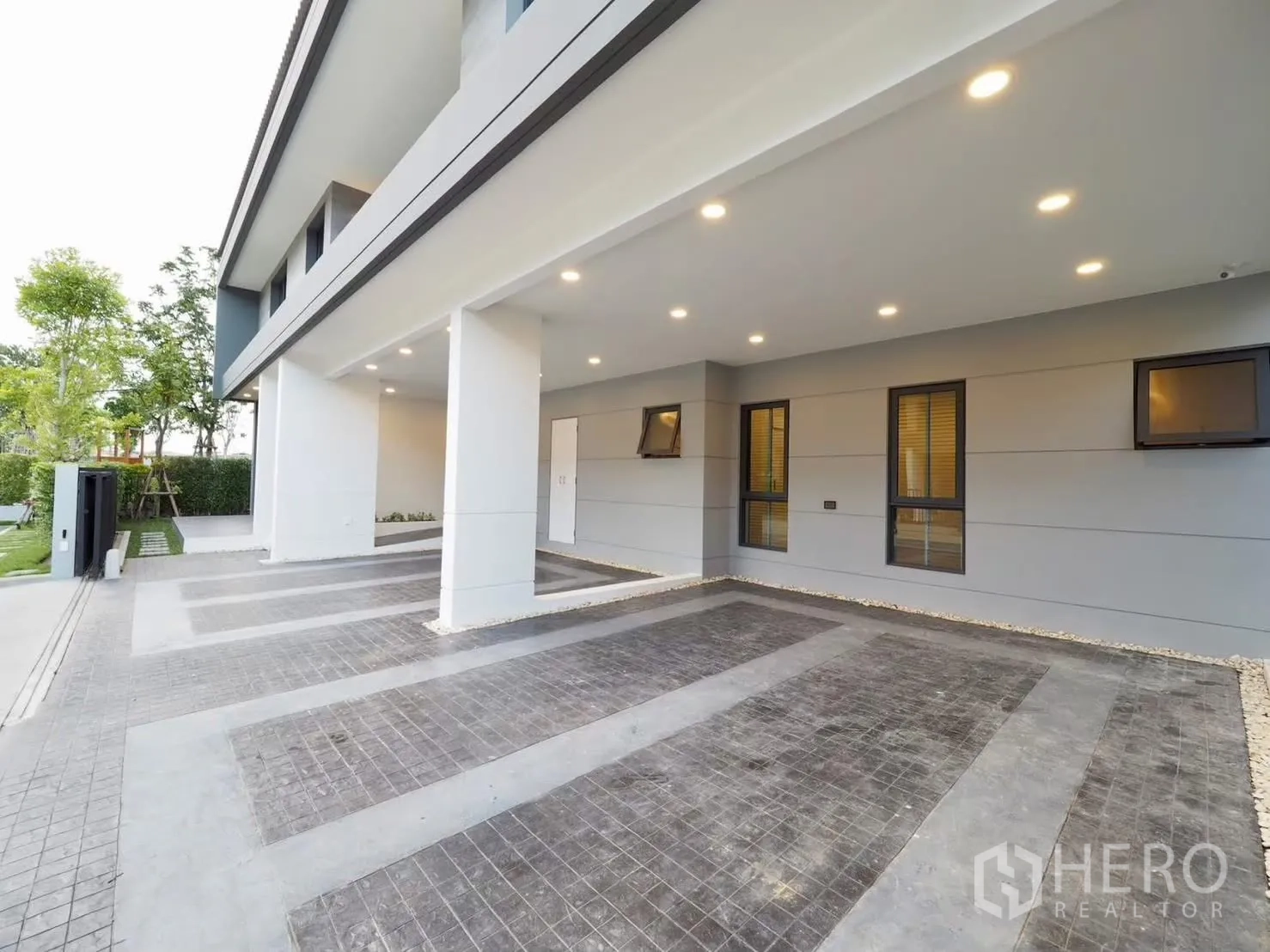 Detached House for rent in Bang Phli, Samut Prakan - Covered carport for four cars with lighting and EV charger point.