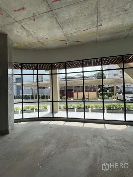 零售空间 出租在Phra Khanong, Bangkok - 店内大面落地窗，外侧景观花槽与采光良好