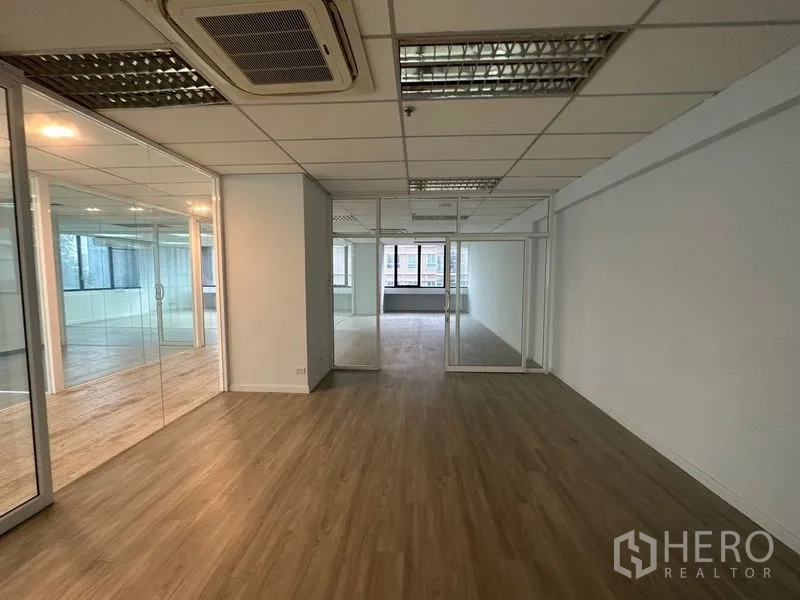 办公空间 出租在Din Daeng, Bangkok - 封闭式玻璃办公室，天花嵌入式空调。