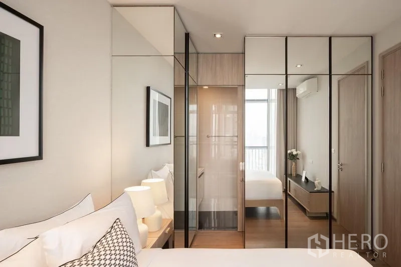 คอนโด ให้เช่า - ห้องนอนตู้เสื้อผ้าบานกระจก เชื่อมประตูเข้าห้องน้ำ