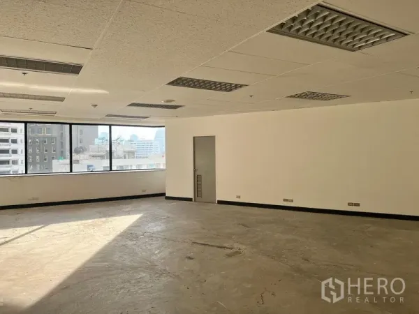 Office Space for rent in Khlong Toei, Bangkok - Bright open‑plan office with wide windows, grid ceiling lights, and city views in Khlong Toei, Bangkok.