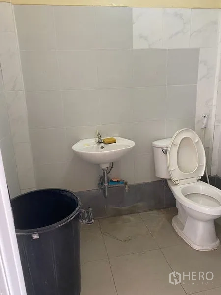 อาคารพาณิชย์ ให้เช่า - ห้องน้ำขนาดเล็ก ปูกระเบื้อง พร้อมอ่างแขวนและโถสุขภัณฑ์