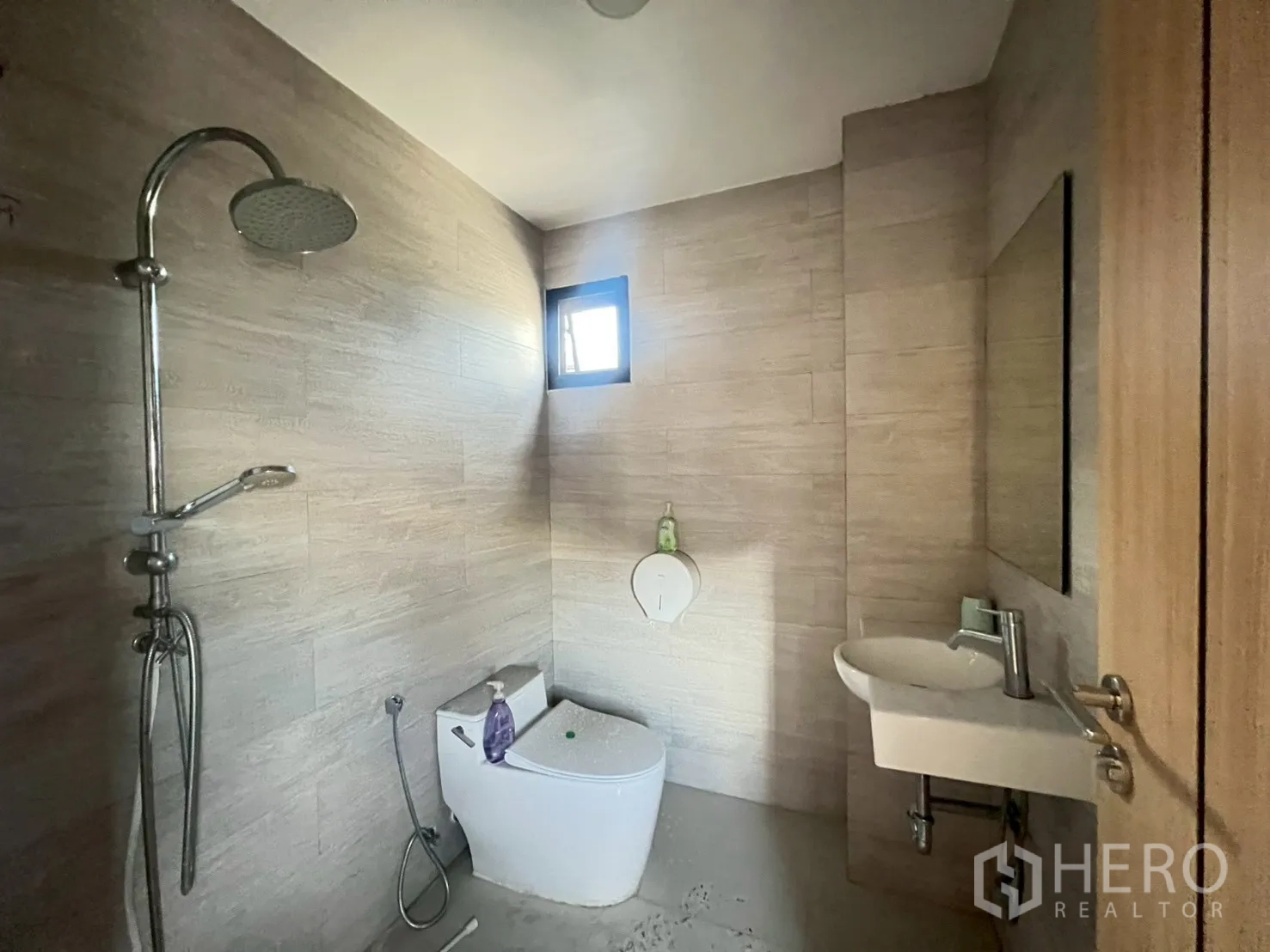 อาคารพาณิชย์ ให้เช่าในHuai Khwang, Bangkok - ห้องน้ำสไตล์โมเดิร์น ฝักบัวเรนชาวเวอร์ อ่างล้างหน้าแขวนผนัง และช่องแสง.