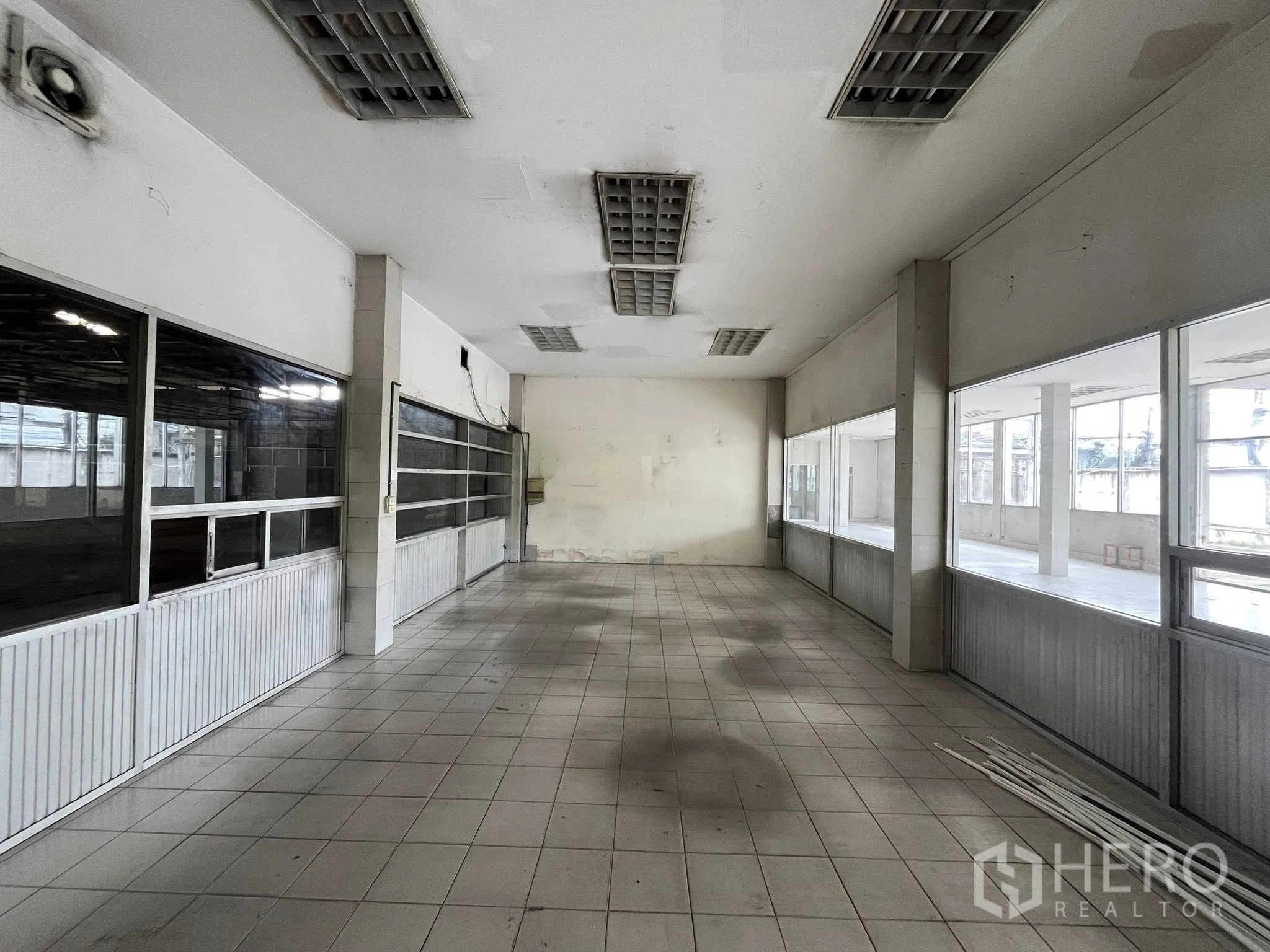 工厂 出租在Phra Pradaeng, Samut Prakan - 靠近仓库的内部办公区，玻璃隔断设计。