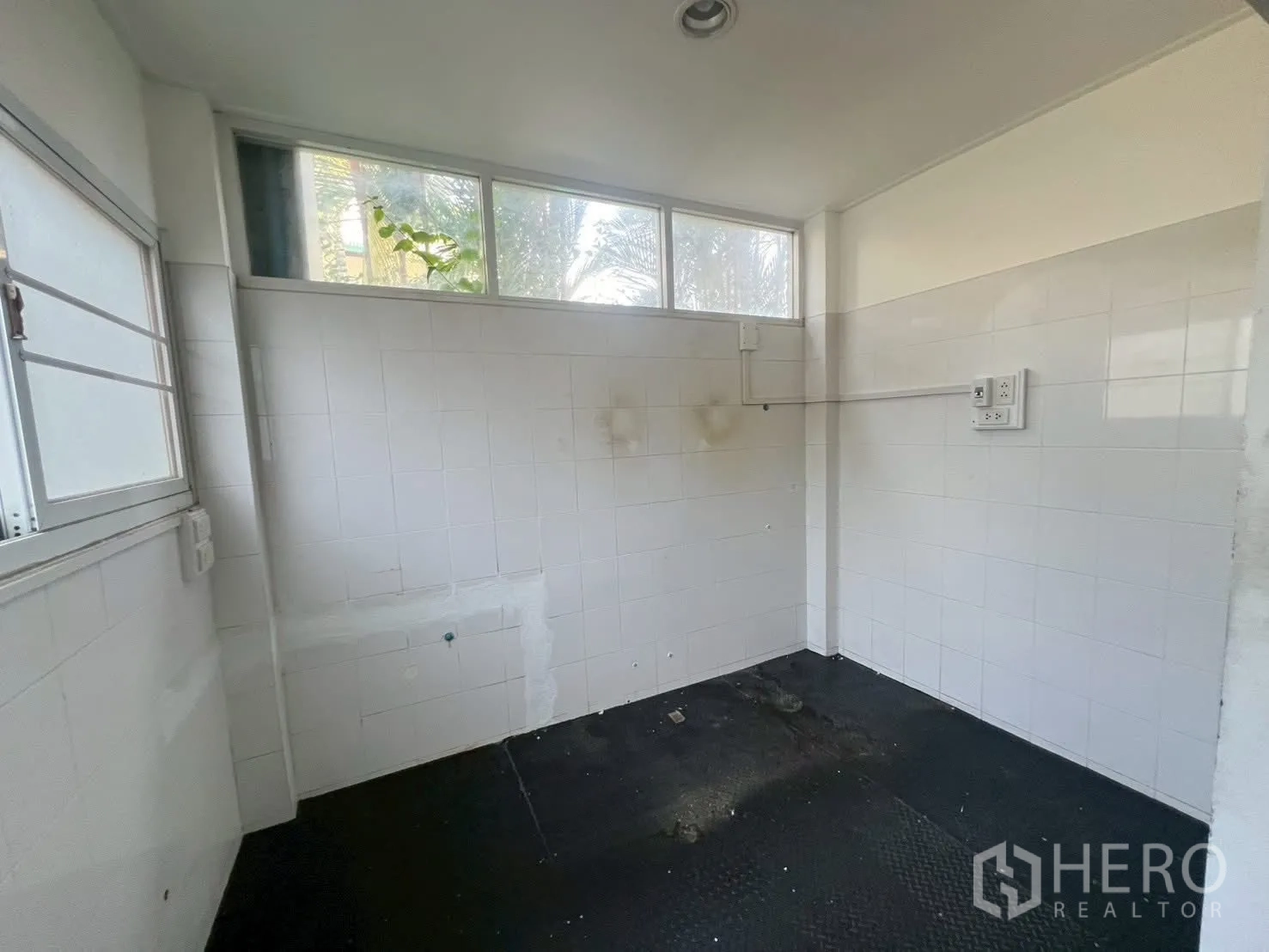 Detached House for rent in Watthana, Bangkok - Simple tiled utility or prep room with windows and electrical outlets.