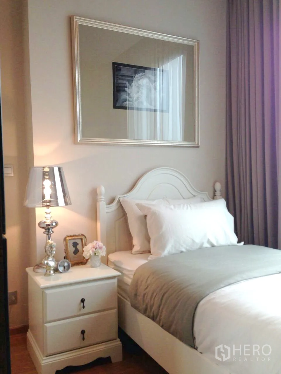 公寓 出租在Khlong Toei, Bangkok - 次卧明亮，单人床、床头柜与台灯，配落地窗帘。