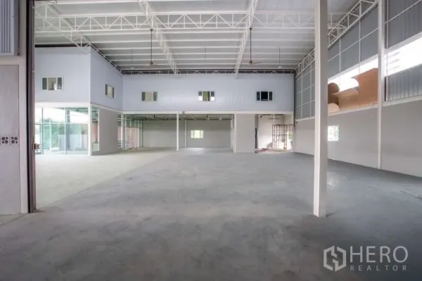 คลังสินค้า ให้เช่าในLat Krabang, Bangkok - ฮอลล์อุตสาหกรรมแบบโถงโล่ง พร้อมสำนักงานชั้นลอยและโครงสร้างครอบช่วงกว้าง