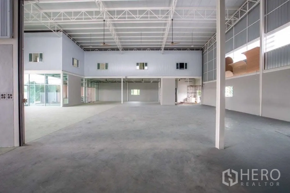 คลังสินค้า ให้เช่าในLat Krabang, Bangkok - ฮอลล์อุตสาหกรรมแบบโถงโล่ง พร้อมสำนักงานชั้นลอยและโครงสร้างครอบช่วงกว้าง