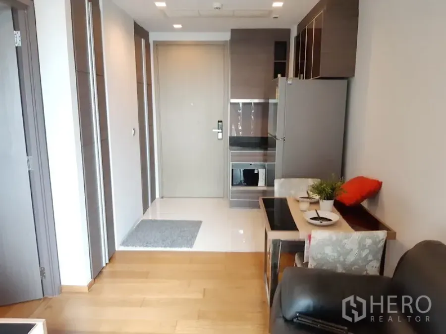 คอนโด ให้เช่าในKhlong Toei, Bangkok - ครัวบิวท์อินกะทัดรัด พร้อมตู้เย็นและมุมทานอาหารถัดจากประตูทางเข้า