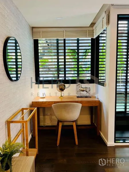 คอนโด ขาย - มุมทำงานติดหน้าต่างพร้อมโต๊ะไม้และเก้าอี้