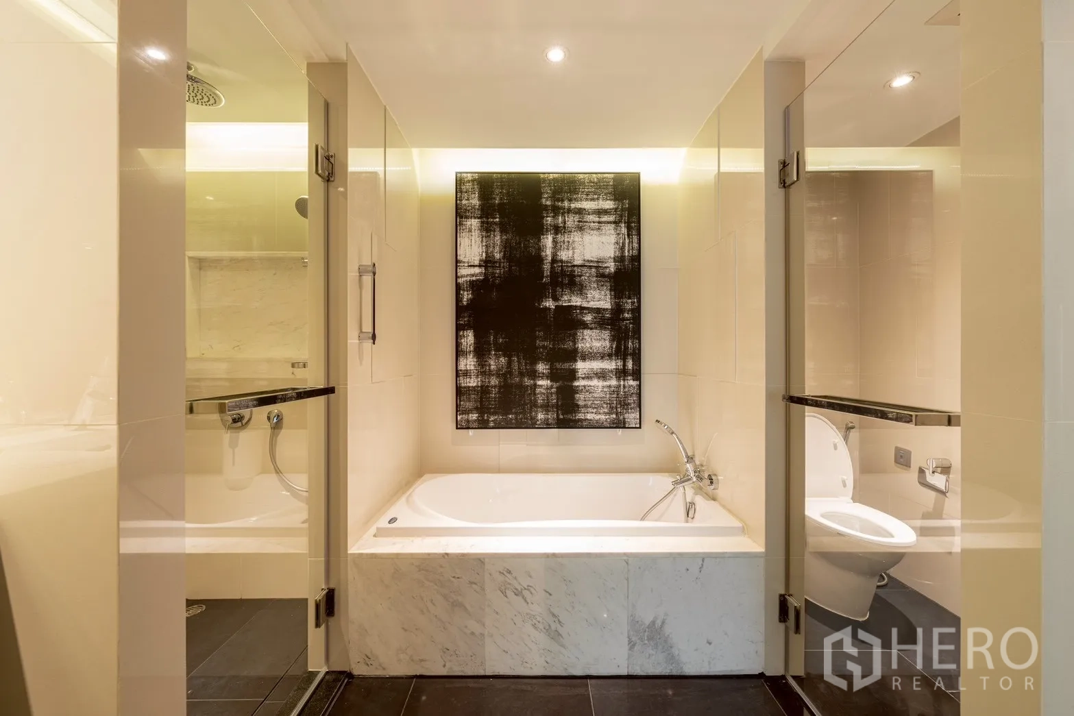 公寓 for rent or sale in Pathum Wan, Bangkok - 浴室设大理石浴缸，左右为玻璃淋浴与马桶间。