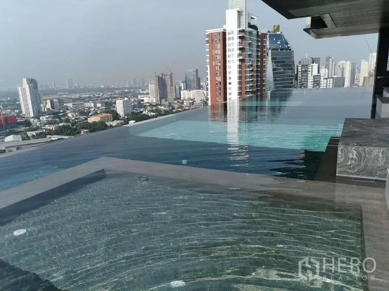 คอนโด ให้เช่าหรือขายในWatthana, Bangkok - สระว่ายน้ำอินฟินิตี้บนดาดฟ้าวิวเมือง
