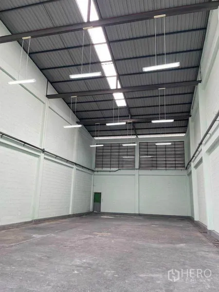 โรงงาน ให้เช่าในSamut Sakhon - ภายในโกดังช่วงเสาเดียว เพดานสูง พร้อมแผ่นรับแสงธรรมชาติ