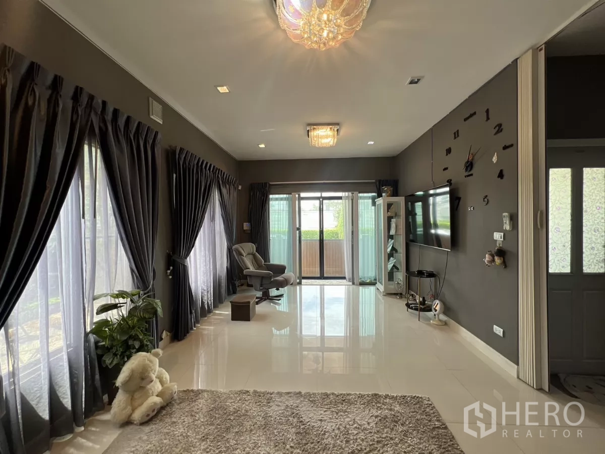 บ้าน ให้เช่าหรือขายในLat Krabang, Bangkok - ล็อบบี้รับแขกหลายบานหน้าต่าง ผ้าม่านโปร่ง พื้นเงา เปิดสู่ระเบียงหน้าบ้าน