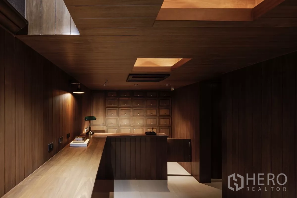 办公空间 出租在Bang Rak, Bangkok - 接待台与木质柜体，氛围灯光柔和