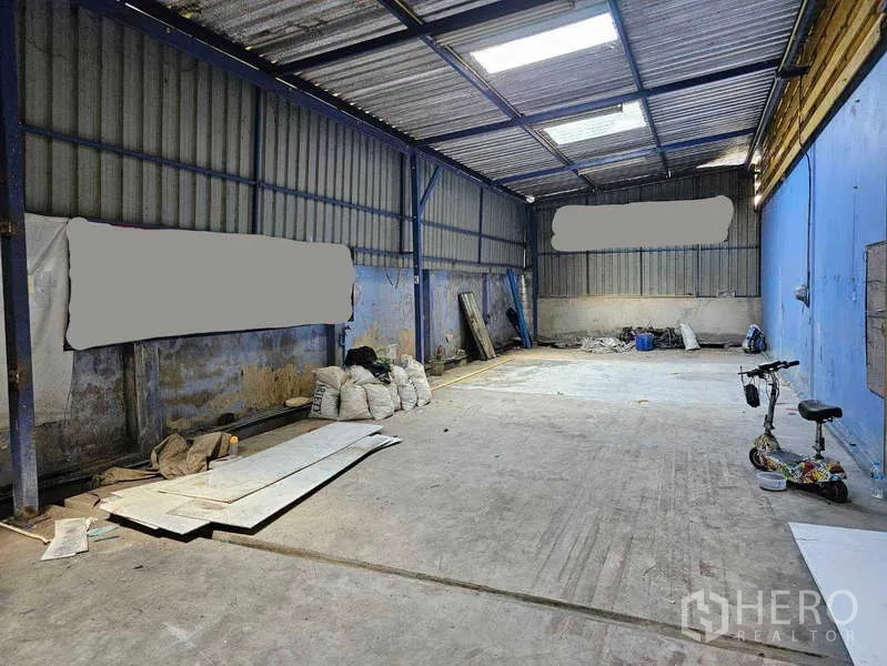 Warehouse for rent or sale in Khlong Toei, Bangkok - Covered side shed with metal roof and skylights, ideal for extra storage or workshop use.