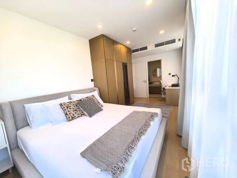 อพาร์ทเมนท์ ให้เช่า - ห้องนอนใหญ่หันไปทางห้องน้ำในตัวและตู้เสื้อผ้าบิวท์อิน ในอพาร์ตเมนต์เขตวัฒนา