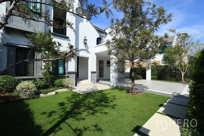 บ้าน ให้เช่าในSaphan Sung, Bangkok - สวนหน้าบ้านจัดแต่งสวย สนามหญ้าเขียว ทางเดินและต้นไม้ร่มรื่น