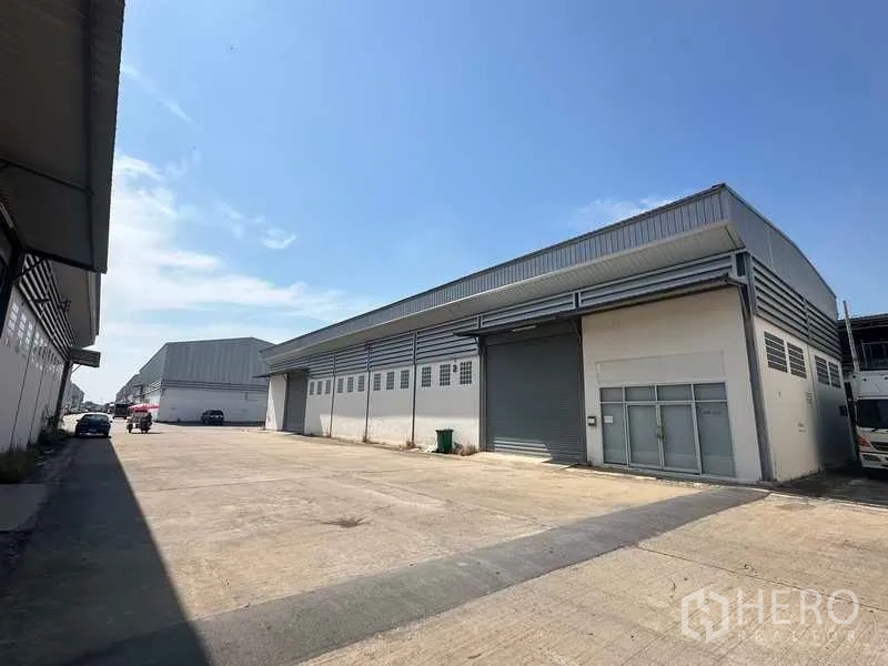 货栈 出租在Bang Bua Thong, Nonthaburi - 仓库前大型装卸平台，便于卡车调头与停靠