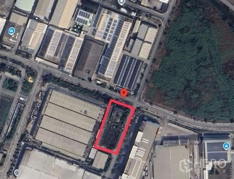 ที่ดิน ขายในLat Krabang, Bangkok - ภาพถ่ายดาวเทียมไฮไลต์แปลงที่ดินทรงสี่เหลี่ยมขอบสีแดงในนิคมอุตสาหกรรม