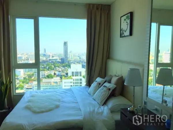 公寓 出租或出售在Watthana, Bangkok - 温馨卧室，超大窗户俯瞰曼谷天际线