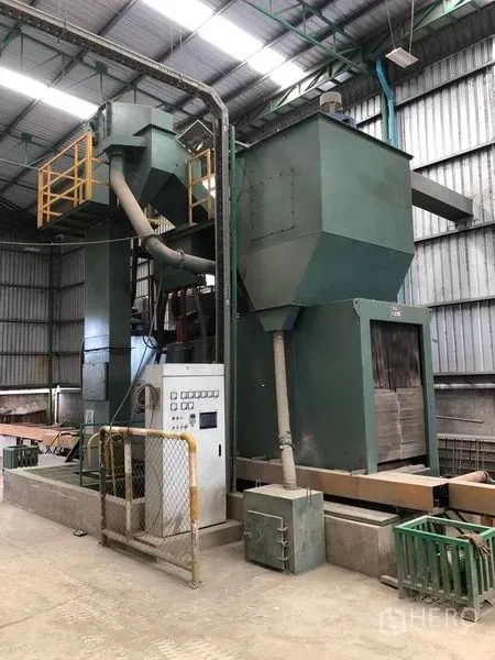 工厂 出租或出售在Lat Lum Kaeo, Pathum Thani - 金属厂棚内的工业设备与控制面板。